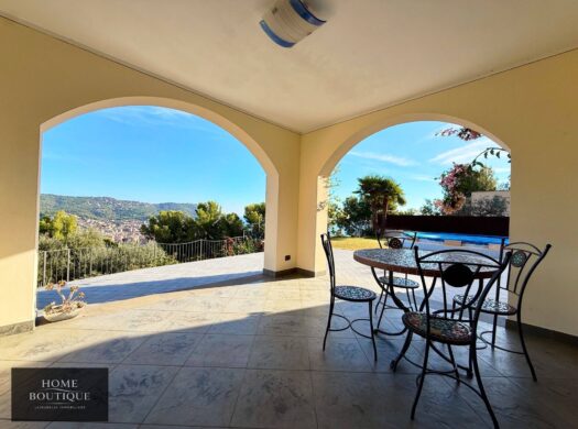 ANDORA – COLLINA DI ROLLO – VILLA CON PISCINA E VISTA PANORAMICA SU PORTO E MARE